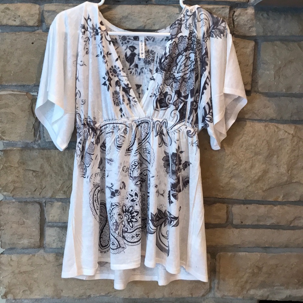 Tilly’s black & white paisley top
